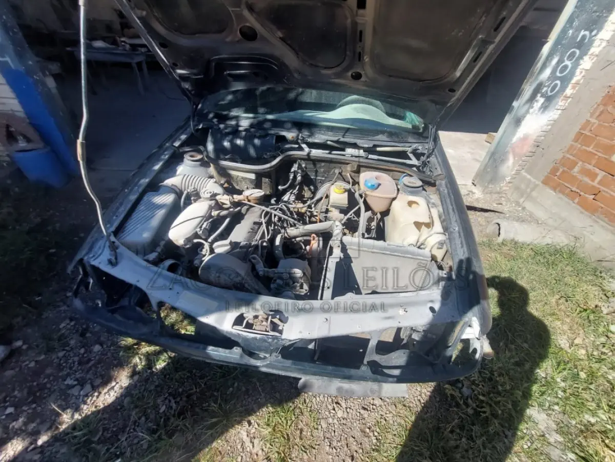 LOTE 007 - Um automóvel da marca VW/GOL CL 1.6 MI, placas IGG6120, na cor verde, à Gasolina, ano/modelo 1997/1997, RENAVAM 674645693.