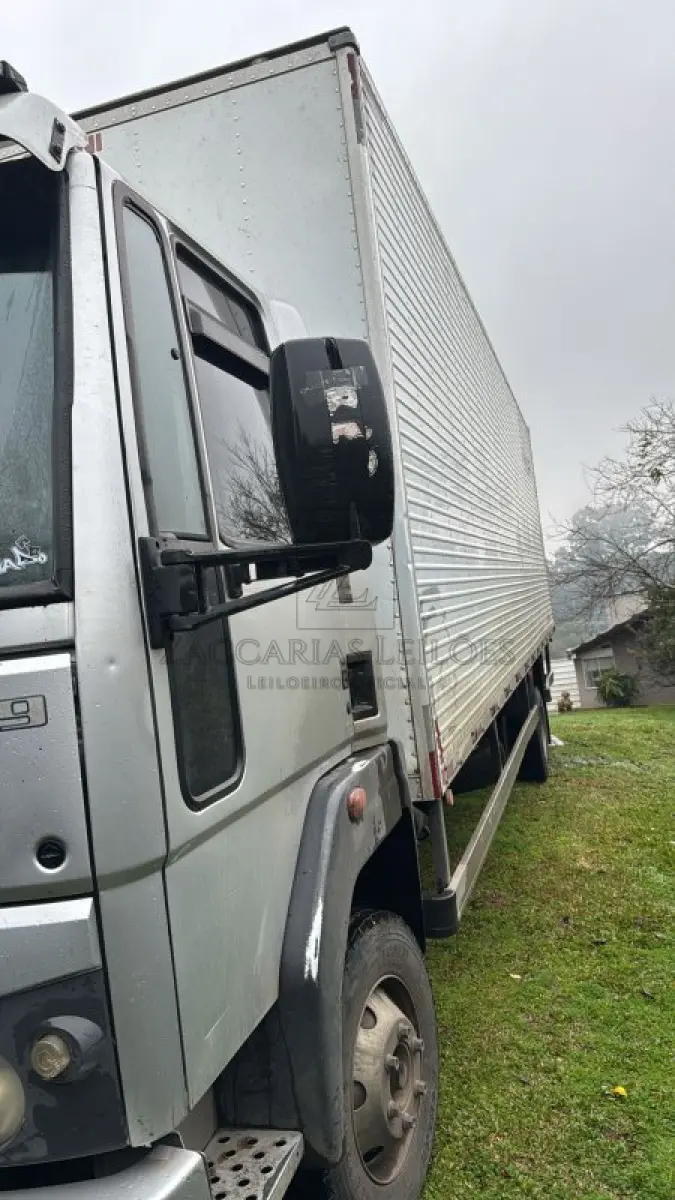 LOTE 003 - Um caminhão da marca FORD/CARGO 1119, placas OKH0929, ano/modelo 2014/2015, na cor prata, REANVAM 01038017758, Carroceria Fechada.