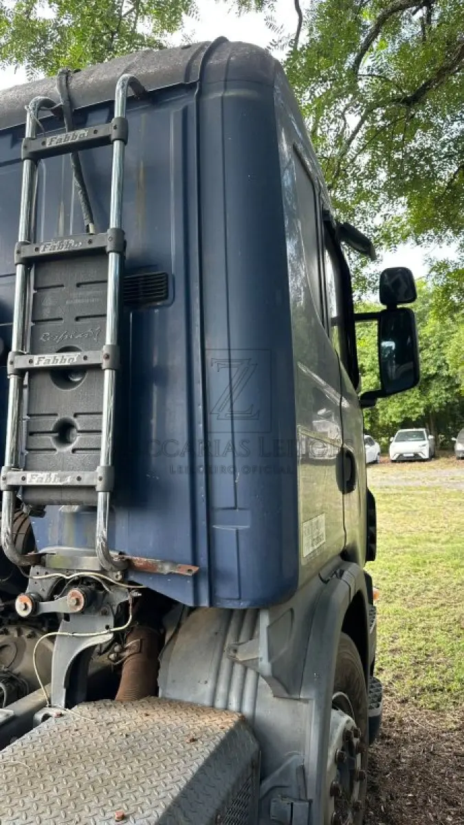 LOTE 011 - SCANIA/G 380 A4X2, Placa: ATP2315, Ano/modelo: 2009/2009, Cor: AZUL, Chassi: 9BSG4X20093646560, Motor: 8128299, Renavam: 00134140966.