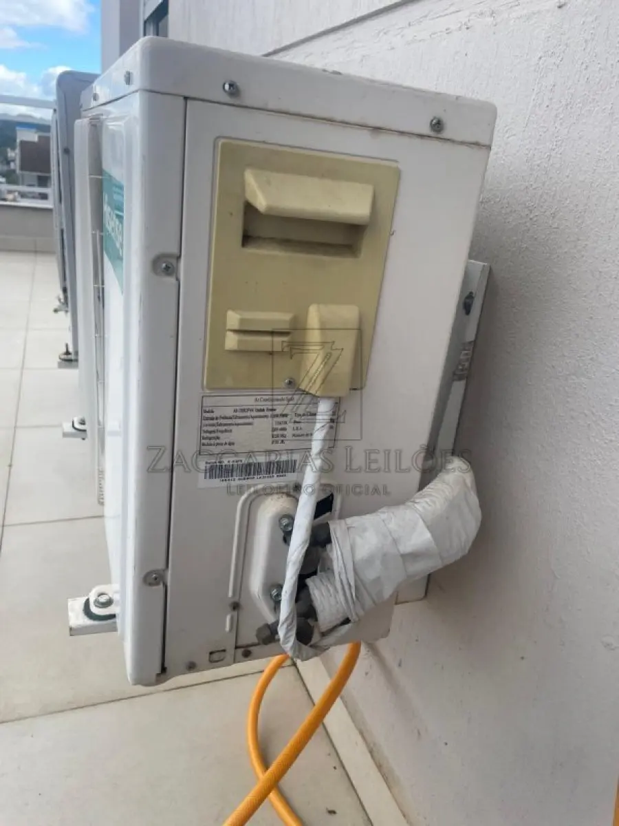 LOTE 009 - Um ar condicionado marca Hinsense, de 12 mil btus, usado.