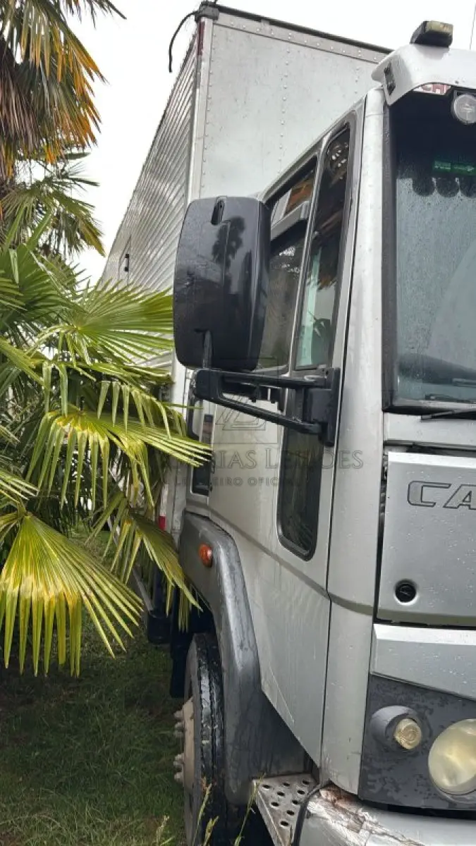 LOTE 003 - Um caminhão da marca FORD/CARGO 1119, placas OKH0929, ano/modelo 2014/2015, na cor prata, REANVAM 01038017758, Carroceria Fechada.