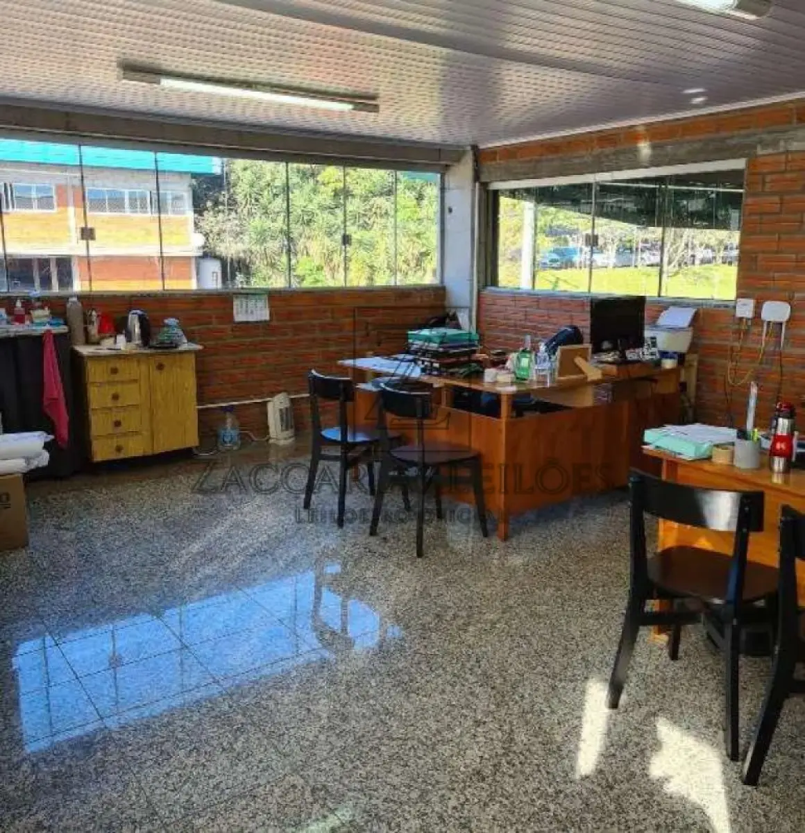 LOTE 001 - UM TERRENO, com a área de 2.322,90m², localizado no quarteirão formado pela Avenida  Imperatriz Leopoldina, RST/470 e Ruas Santo Pin e Cristo Rei, distrito Industrial desta cidade, medindo  30,00m de frente, ao OESTE, à Avenida Imperatriz Leopoldina, lado par, por 77,43m de extensão da frente  ao fundo, por um lado ao NORTE, se divide com Raul Domeneghini e Cia. LTDA, e77,43m, também da  frente ao fundo, pelo outro lado, ao SUL, onde se divide com o alinhamento da Rua Santo Pin, para onde  também faz frente e com quem forma esquina; no fundo, ao LESTE, mede 30,00m, entestando com terreno  de Martinho  Rosin e outro. MATRÍCULA Nº 12.540 do R. I. da Comarca de Nova Prata RS, avaliado em  R$ 1.100.000,00 (um milhão e cem mil reais) . Benfeitorias: Do Pavilhão que mede 34,70m x 26,75m: Um pavilhão  medindo 34,70m x 26,75m, num total de 928,23 m². Tipo de construção: alvenaria, com telhado de zinco e  piso de concreto. Considerando o valor do CUB/m²/RS – Fevereiro 2025 – divulgado em 05/03/2025, o  referido pavilhão construído enquadra-se nos projetos Galpão Industrial G-I, sendo o valor do metro  quadrado de R$ 1.301,65. Considerando que a construção possui 928,23m² o valor do referido galpão é de  R$ 1.208.230,00 (um milhão, duzentos e oito mil com duzentos e trinta reais) um escritório. Uma construção  medindo 6,90m x 8,80, num total de 60,72 m². Avaliada em R$ 79.036,00 (setenta e nove mil e trinta e seis  reais). Um pavilhão medindo 16,20m x 20,20m, num total de 983,66m². R$ 512.152,00 (quinhentos e doze  mil, cento e cinquenta e dois reais).