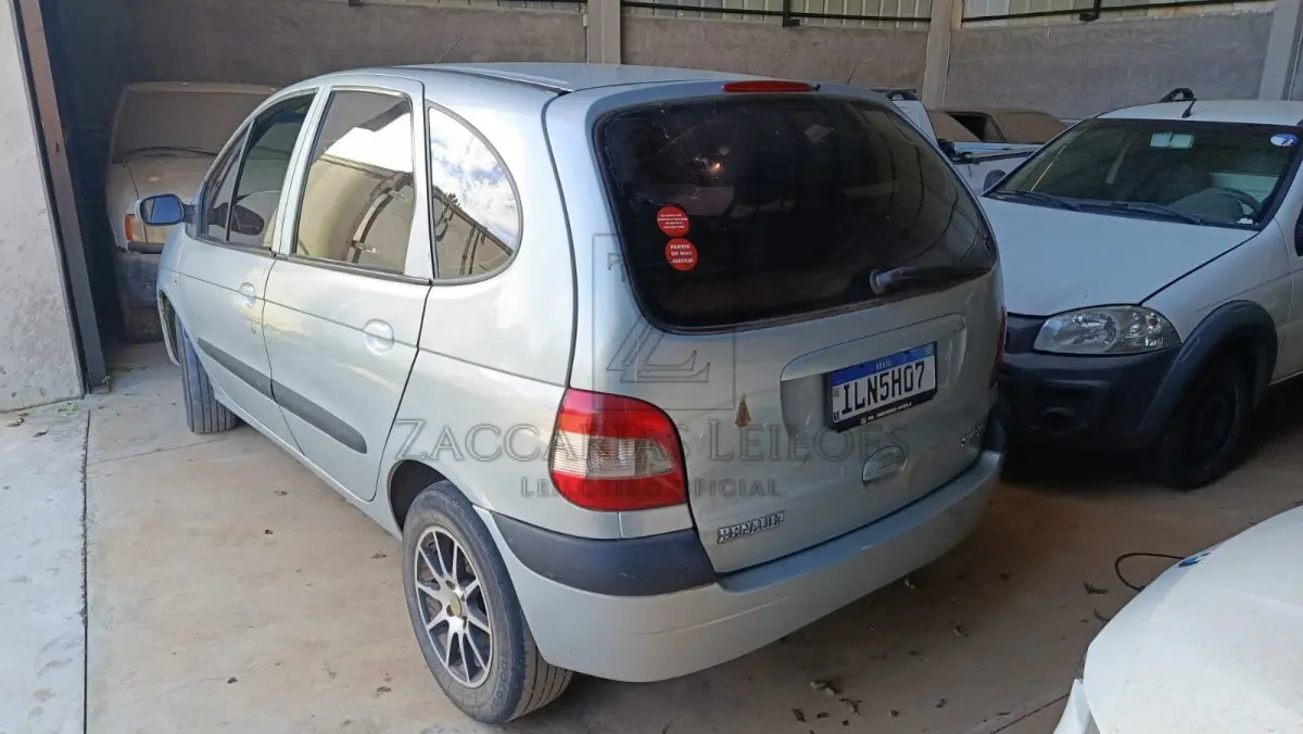 LOTE 007 - Um automóvel da marca RENAULT/SCENIC EXP 1616V, placas ILN5H07, na cor prata,  ano/modelo 2003/2004, à Gasolina, RENAVAM 816890323, Chassi 93YJA00254J471156.