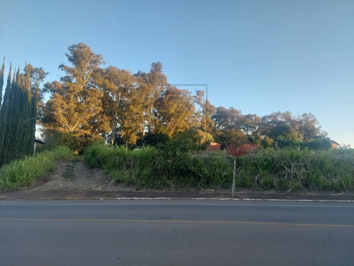 LOTE 001 - Direitos e ações sobre o imóvel objeto da matrícula nº 11.420 do CRI de Veranópolis - RS, de  propriedade do executado. ÍMOVEL: Um imóvel urbano, na cidade de Fagundes Varela,RS, com a  denominação administrativa de lote urbano nº 1.187 da quadra 08, zona 04, distrito 01, sito na Rua Visconde  de Pelotas, lado dos números pares, não fazendo parte do quarteirão determinado, com área de 336,00m²  (trezentos e trinta e seis metros quadrados) de terras sem benfeitorias que confrontam: ao nordeste, por  12,00 metros com a rua Visconde de Pelotas, onde faz frente; ao sudoeste, por 12,00 metros, com o lote  nº 1.223 de Lydia Pierosan Dondi; ao leste, por 35,00 metros com o lote nº 1.175 de Lydia Pierosan Dondi  e ao oeste, por 35,00 metros, com o lote nº 1.199, também de Lydia Pierosan Dondi.