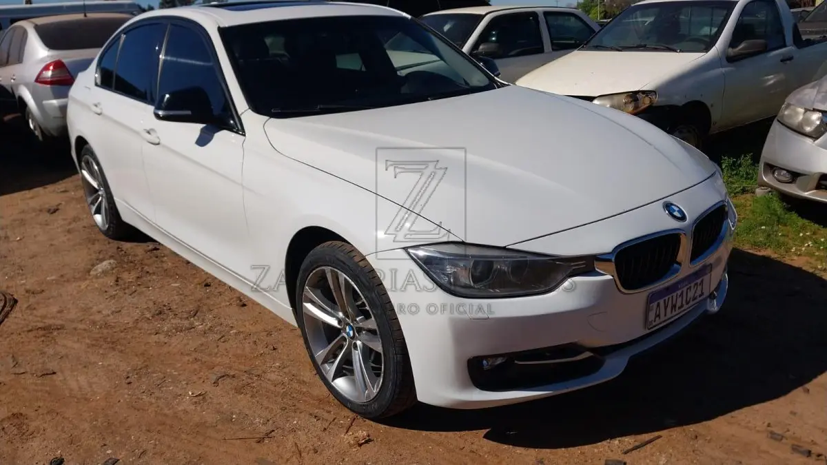 LOTE 001 - Veículo automotor de passageiros, tipo automóvel, de procedência estrangeira: MARCA/MODELO: I/BMW 328I, PLACA: AYW1C21, RENAVAM: 595156452, CHASSI: WBA3A5107EF975893, MOTOR: B4250619N20B20A, ANO FABRICAÇÃO/MODELO: 2013/2014, COR: Branca, COMBUSTÍVEL: Gasolina.