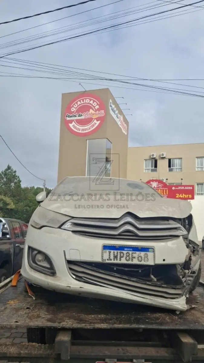 LOTE 004 - Um automóvel da marca CITROEN/C4 A THP FLEX, placas IWP8F68, na cor branca, à Álcool/Gasolina, ano/modelo 2015/2015, RENAVAM 1053492577.