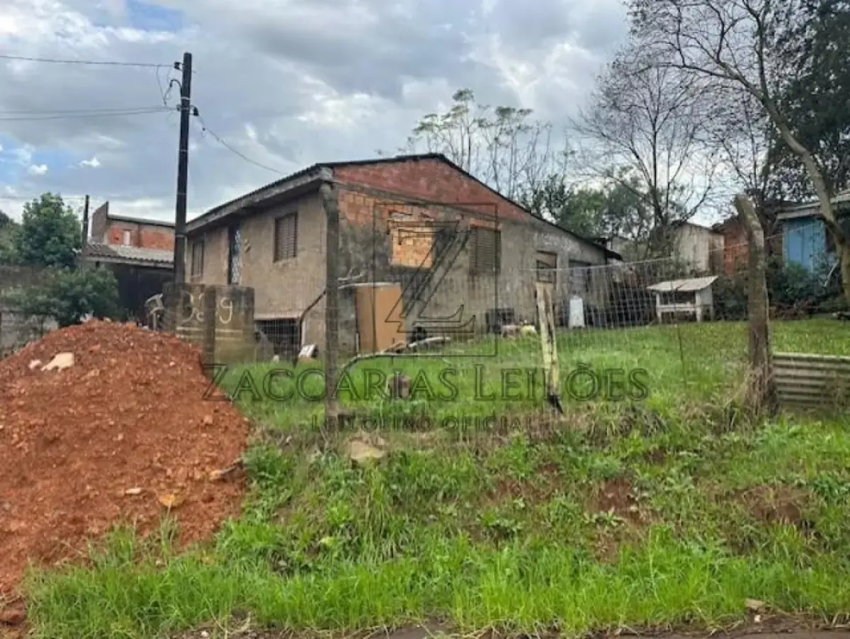LOTE 004 - IMÓVEL: UM LOTE DE TERRENO, sob nº 13, da quadra nº 22, com a área superficial de 290,00m²  sem benfeitorias, situado à Av. Luiz Langaro, sem numeração definida, esquina com a rua Esmeralda, na  Vila Xangri-Lá, nesta cidade, confrontando: ao NORTE, com parte do lote nº5; ao LESTE, com o lote nº 14;  ao OESTE, com a Rua Esmeralda antiga nº 5; e, ao SUDOESTE, com a Avenida Luiz Langaro, antiga  estrada para Carazinho, onde faz frente. MATRÍCULA Nº 42.814, no OFICIO DE REGISTRO DE IMÓVEIS  DE PASSO FUNDO/RS.