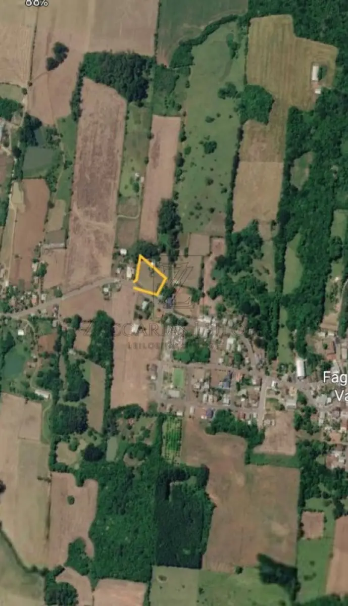 LOTE 001 - Direitos e ações sobre o imóvel objeto da matrícula nº 11.420 do CRI de Veranópolis - RS, de  propriedade do executado. ÍMOVEL: Um imóvel urbano, na cidade de Fagundes Varela,RS, com a  denominação administrativa de lote urbano nº 1.187 da quadra 08, zona 04, distrito 01, sito na Rua Visconde  de Pelotas, lado dos números pares, não fazendo parte do quarteirão determinado, com área de 336,00m²  (trezentos e trinta e seis metros quadrados) de terras sem benfeitorias que confrontam: ao nordeste, por  12,00 metros com a rua Visconde de Pelotas, onde faz frente; ao sudoeste, por 12,00 metros, com o lote  nº 1.223 de Lydia Pierosan Dondi; ao leste, por 35,00 metros com o lote nº 1.175 de Lydia Pierosan Dondi  e ao oeste, por 35,00 metros, com o lote nº 1.199, também de Lydia Pierosan Dondi.