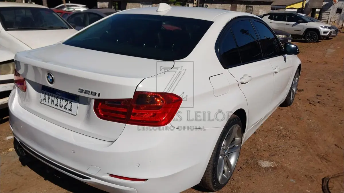 LOTE 001 - Veículo automotor de passageiros, tipo automóvel, de procedência estrangeira: MARCA/MODELO: I/BMW 328I, PLACA: AYW1C21, RENAVAM: 595156452, CHASSI: WBA3A5107EF975893, MOTOR: B4250619N20B20A, ANO FABRICAÇÃO/MODELO: 2013/2014, COR: Branca, COMBUSTÍVEL: Gasolina.