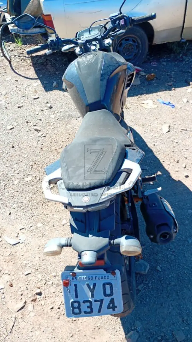 LOTE 015 - Marca/Modelo: YAMAHA/FZ25 FAZER, Placa: IYO8374, Ano/modelo: 2018/2018,  Cor: Preta, Chassi: 9C6RG5010K0008440, Renavam: 01155448690.