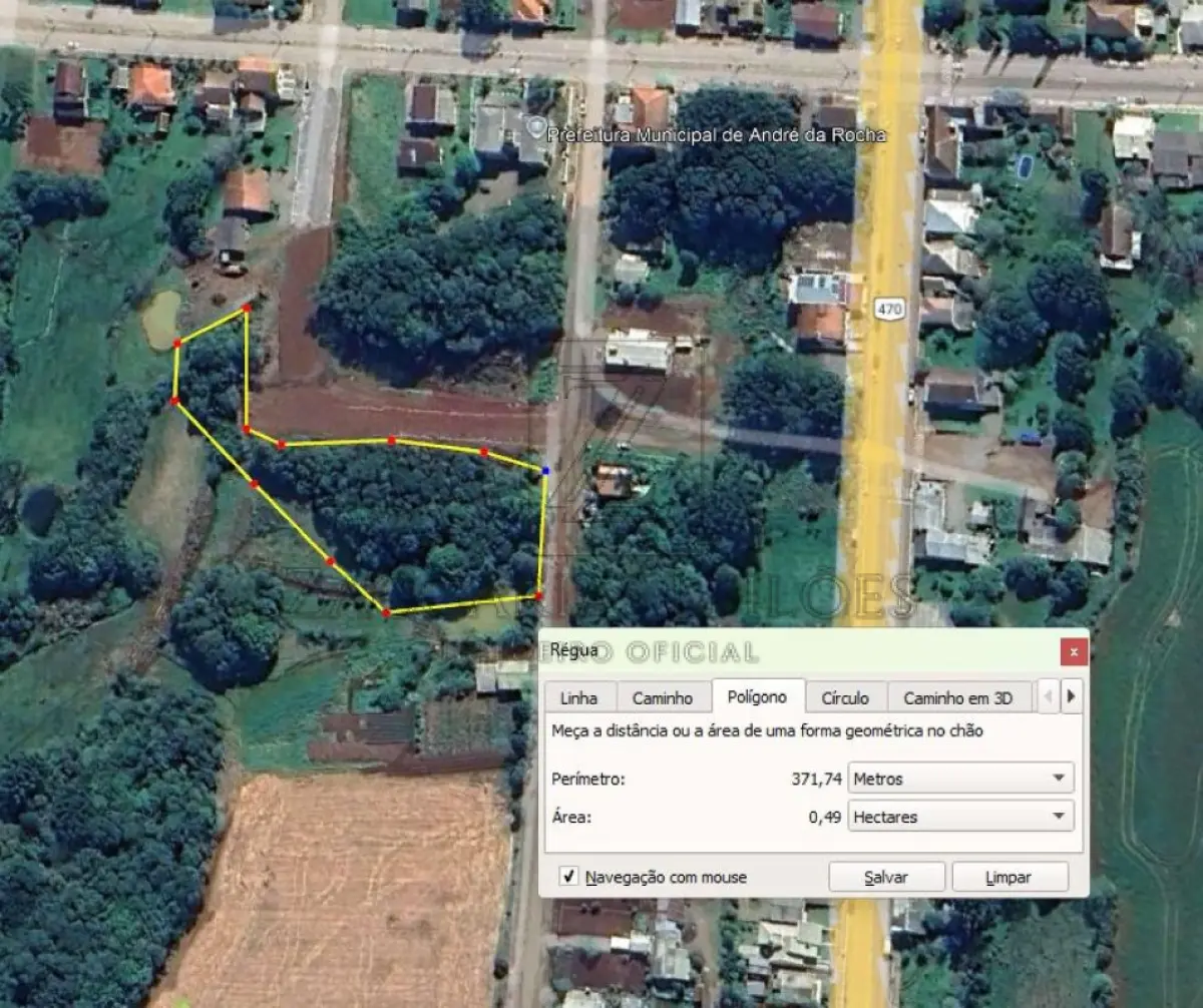 LOTE 001 - Parte ideal de uma área de terras, localizado dentro do todo maior “UMA ÁREA DE TERRAS  RURAIS, com capões de restinga e matos, com a área de 186.389,00m², situada no lugar “sem  denominação especial”, em André da Rocha – RS, confrontando: Com a Estrada Geral Buarque de  Macedo, com a estrada que vai de André da Rocha ao despraiado, com terras de sucessores de Firmino  Jaques, Atílio Gilioli e Manoel Vierira Prestes, com UMA CASA de moradia de madeira, edificada em 1968,  com 80,00m², sob nº 1582”, parte ideal assim descrita conforme Laudo de Avaliação: LOTE 01: Área de Terras com Restrição Ambiental (APP).  o  o  o  o  o  Descrição: Imóvel de matrícula nº 15.547 do Registro de Imóveis de Nova Prata/RS, localizado em  André da Rocha/RS acima e (pp. 1-2) Laudo de Avaliação.  Parte Ideal: 10.006,34 m² (p. 3).  Observação Importante: O imóvel possui Área de Preservação Permanente (APP) confirmada de  0,75 hectares (7.500 m²), o que representa restrição severa de uso e ocupação (não edificável) (pp.  3-4).