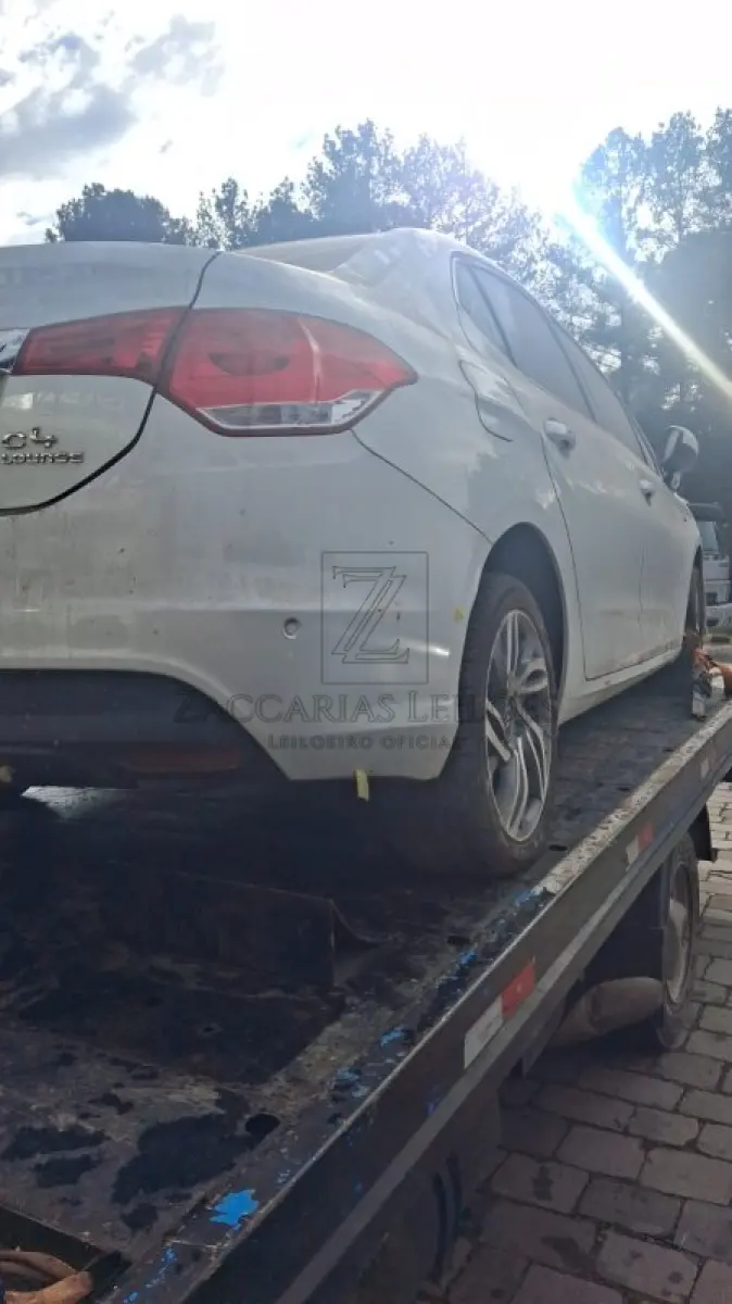 LOTE 004 - Um automóvel da marca CITROEN/C4 A THP FLEX, placas IWP8F68, na cor branca, à Álcool/Gasolina, ano/modelo 2015/2015, RENAVAM 1053492577.