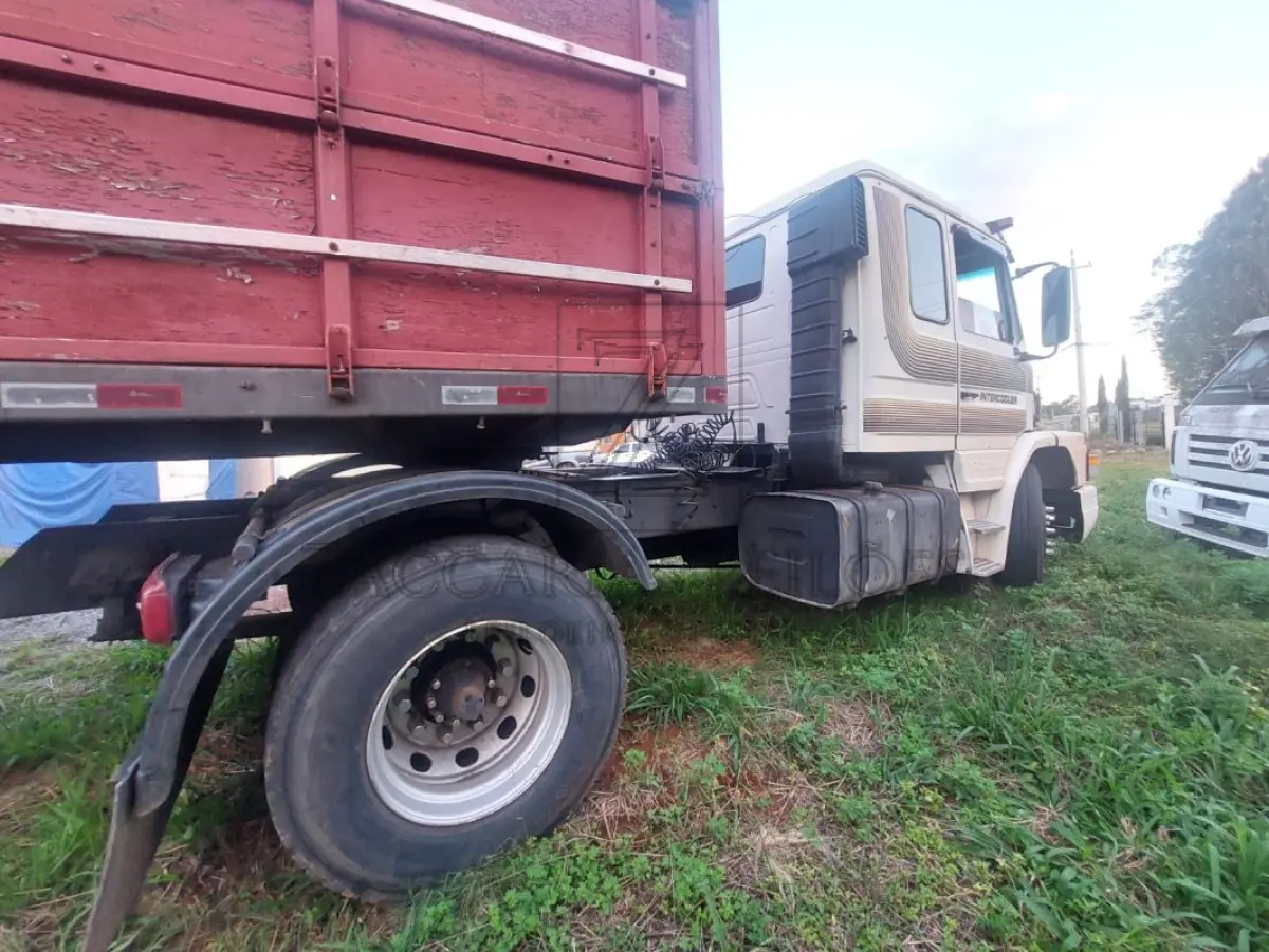 LOTE 010 - SCANIA T112 HS 4X2, Placa: IHV7H79, ano/modelo: 1987/1987 Cor: BRANCA, Chassi: 9BSTH4X2ZH3228389, Motor: RS0087330.