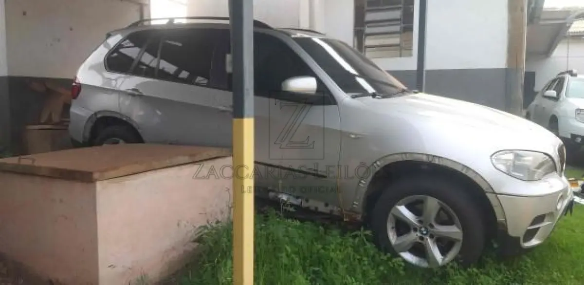 LOTE 016 - BMW X5 X-DRIVE 35i (Motor N55 3.0 Bi-Turbo) ANO/MODELO: 2011 / 2011, COR: Prata, PLACA: AA0R537 (Origem: Paraguai), CHASSI: WBAZV4101B805471, PROCEDÊNCIA: Apreendido / Estrangeiro.