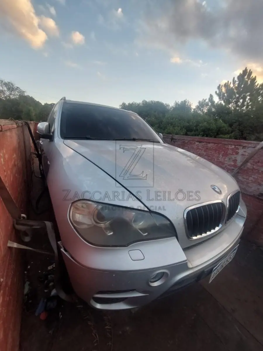 LOTE 016 - BMW X5 X-DRIVE 35i (Motor N55 3.0 Bi-Turbo) ANO/MODELO: 2011 / 2011, COR: Prata, PLACA: AA0R537 (Origem: Paraguai), CHASSI: WBAZV4101B805471, PROCEDÊNCIA: Apreendido / Estrangeiro.