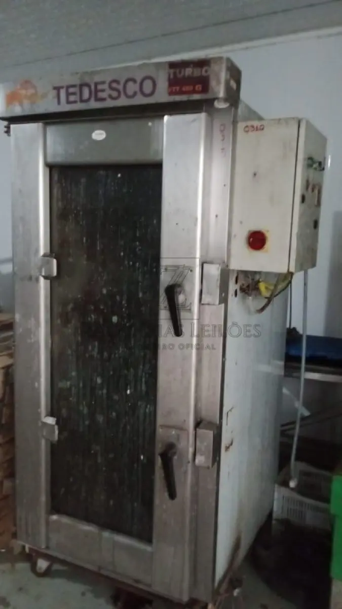 LOTE 003 - Um forno industrial, marca TEDESCO, turbo hélice, a Gás, motor trifásico, combinado, com  capacidade de aproximadamente 1.000 litros.