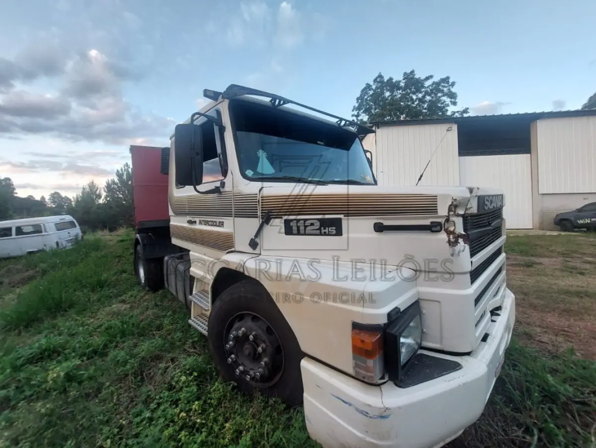 LOTE 010 - SCANIA T112 HS 4X2, Placa: IHV7H79, ano/modelo: 1987/1987 Cor: BRANCA, Chassi: 9BSTH4X2ZH3228389, Motor: RS0087330.
