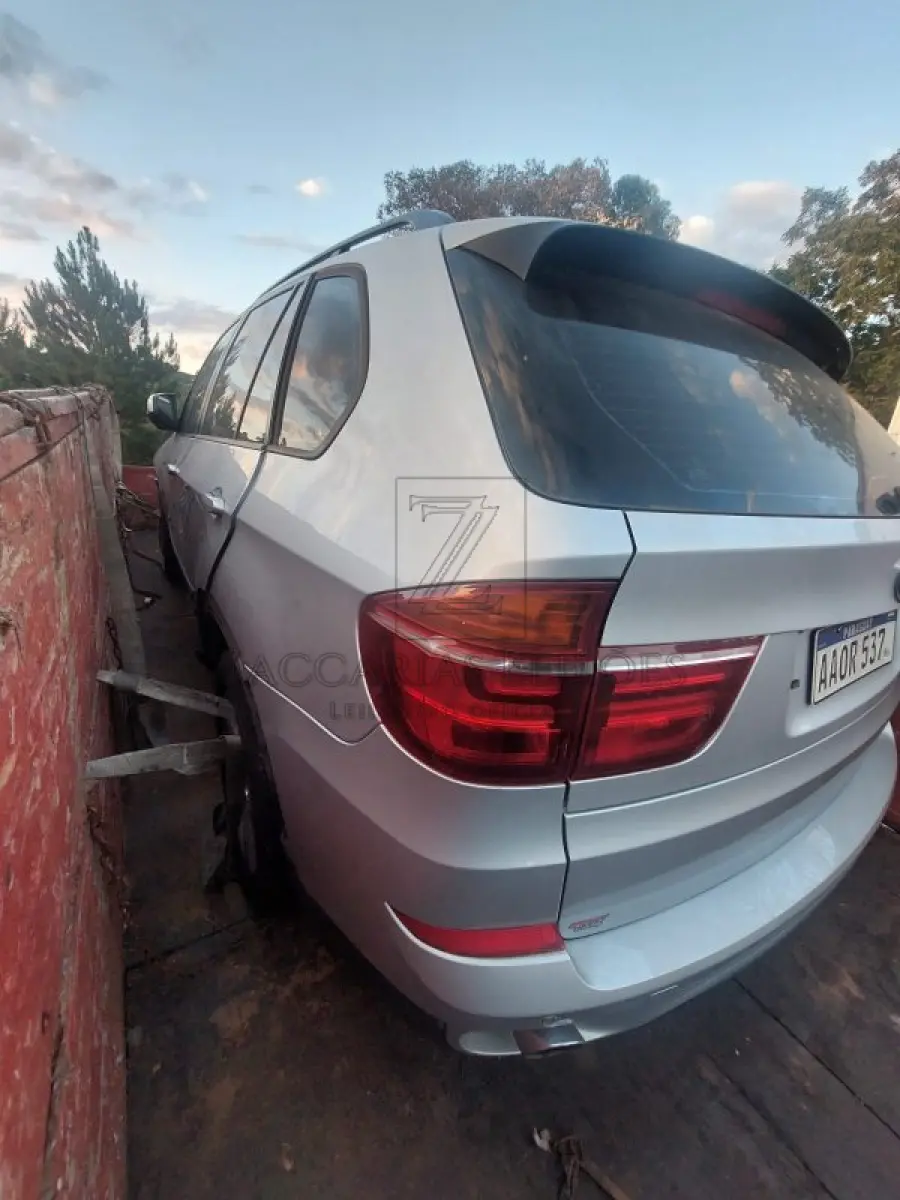 LOTE 016 - BMW X5 X-DRIVE 35i (Motor N55 3.0 Bi-Turbo) ANO/MODELO: 2011 / 2011, COR: Prata, PLACA: AA0R537 (Origem: Paraguai), CHASSI: WBAZV4101B805471, PROCEDÊNCIA: Apreendido / Estrangeiro.