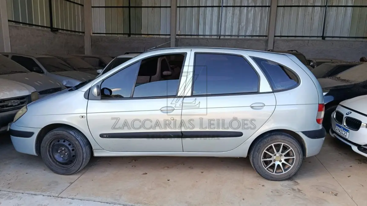 LOTE 008 - Um automóvel da marca RENAULT/SCENIC EXP 1616V, placas ILN5H07, na cor prata,  ano/modelo 2003/2004, à Gasolina, RENAVAM 816890323, Chassi 93YJA00254J471156.
