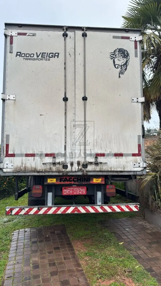 LOTE 003 - Um caminhão da marca FORD/CARGO 1119, placas OKH0929, ano/modelo 2014/2015, na cor prata, REANVAM 01038017758, Carroceria Fechada.