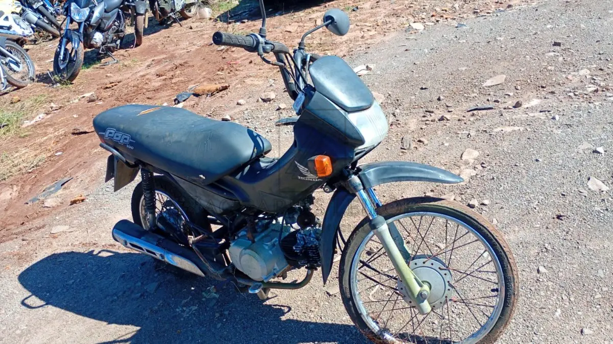 LOTE 020 - Marca/Modelo: HONDA/POP100, Placa: INT3I25, Ano/modelo: 2007/2007, Cor:  Preta, Chassi: 9C2HB02107R031619, Renavam: 00915582554.