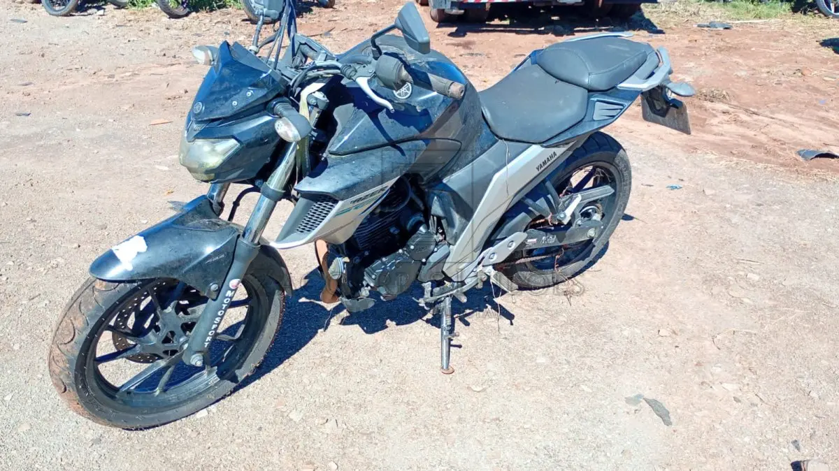 LOTE 015 - Marca/Modelo: YAMAHA/FZ25 FAZER, Placa: IYO8374, Ano/modelo: 2018/2018,  Cor: Preta, Chassi: 9C6RG5010K0008440, Renavam: 01155448690.
