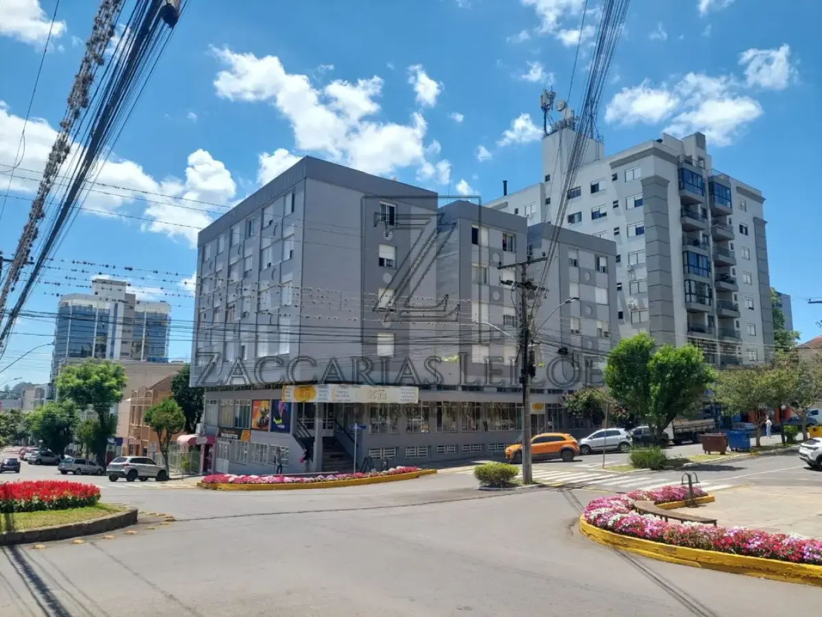 LOTE 001 - O apartamento nº 505, sito no quinto pavimento do prédio nº 826 da Rua 24  de Maio, o Edifício Leal, na cidade de Veranópolis/RS, localizado no lado direito da fachada sul, composto  de 3 dormitórios, uma dependência de empregada, 2 banheiros, uma sala de estar, uma área de serviço  e uma cozinha, com área própria de 84,96m², área de uso comum de 6,36m² e área total de 91,32m², ao  que corresponde uma fração ideal de 0,028243 nas coisas de uso comum e no terreno onde se assenta  o prédio, o lote nº 416 da quadra 31, zona 02, distrito 01, com área de 600,00m² de terras que confrontam:  ao norte, por 30,00 metros, com terras de Agenor Abruzzi; ao sul, por 30,00 metros, com a Rua 24 de  Maio; ao leste, por 20,00 metros, com o lote 366 e ao oeste, por 20,00 metros, com a Av. Osvaldo Aranha.  Cadastro Municipal nº 1020310416025.  MATRÍCULA: Nº 5.222 do Oficial de Registro de Imóveis de Veranópolis/RS.
