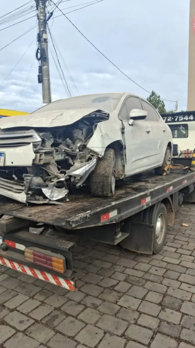 LOTE 004 - Um automóvel da marca CITROEN/C4 A THP FLEX, placas IWP8F68, na cor branca, à Álcool/Gasolina, ano/modelo 2015/2015, RENAVAM 1053492577.