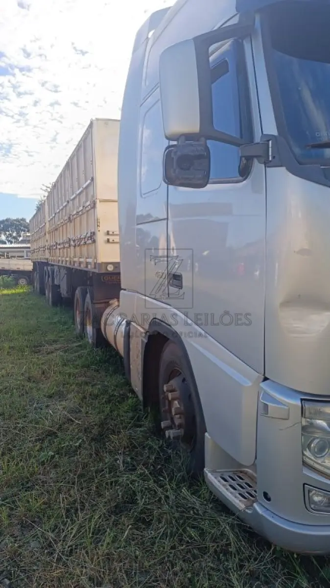 LOTE 012 - CAMINHÃO-TRATOR VOLVO FH 460 6X2T, cor PRATA, Fabricação/Modelo 2012/2012, Placa: MJU5C97, RENAVAM 492115257.