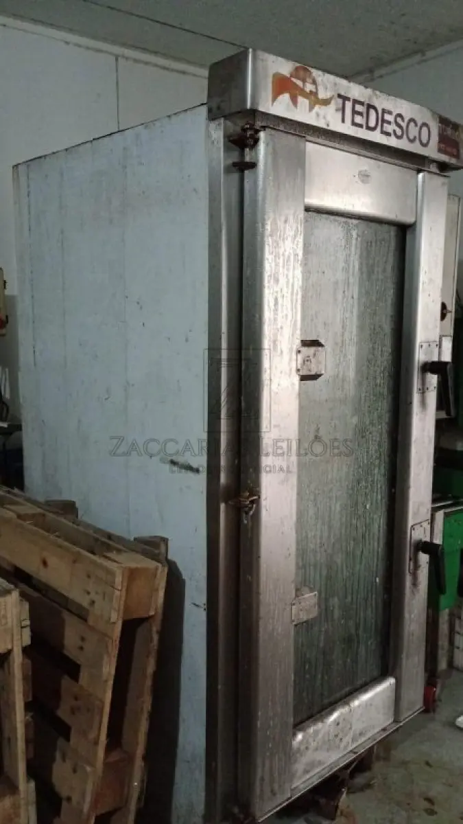 LOTE 003 - Um forno industrial, marca TEDESCO, turbo hélice, a Gás, motor trifásico, combinado, com  capacidade de aproximadamente 1.000 litros.