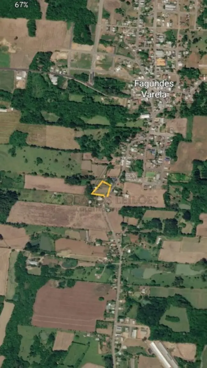 LOTE 001 - Direitos e ações sobre o imóvel objeto da matrícula nº 11.420 do CRI de Veranópolis - RS, de  propriedade do executado. ÍMOVEL: Um imóvel urbano, na cidade de Fagundes Varela,RS, com a  denominação administrativa de lote urbano nº 1.187 da quadra 08, zona 04, distrito 01, sito na Rua Visconde  de Pelotas, lado dos números pares, não fazendo parte do quarteirão determinado, com área de 336,00m²  (trezentos e trinta e seis metros quadrados) de terras sem benfeitorias que confrontam: ao nordeste, por  12,00 metros com a rua Visconde de Pelotas, onde faz frente; ao sudoeste, por 12,00 metros, com o lote  nº 1.223 de Lydia Pierosan Dondi; ao leste, por 35,00 metros com o lote nº 1.175 de Lydia Pierosan Dondi  e ao oeste, por 35,00 metros, com o lote nº 1.199, também de Lydia Pierosan Dondi.