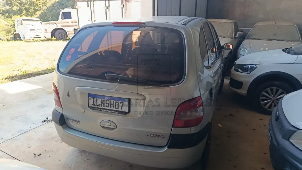 LOTE 007 - Um automóvel da marca RENAULT/SCENIC EXP 1616V, placas ILN5H07, na cor prata,  ano/modelo 2003/2004, à Gasolina, RENAVAM 816890323, Chassi 93YJA00254J471156.