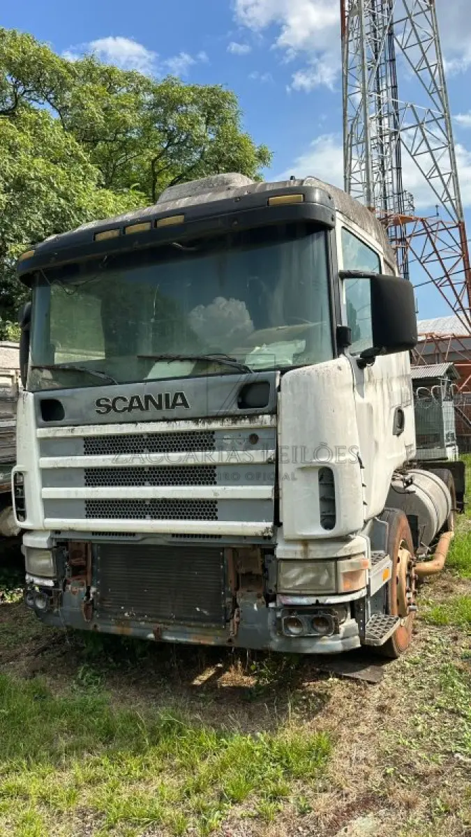 LOTE 010 - SCANIA/R124 GA4X2NZ 420, Placa: ATP2124, ano/modelo: 2005/2005, Cor: BRANCA, Chassi: 9BSR4X2A053564484, Motor: 8044914, Renavam: 849396689.