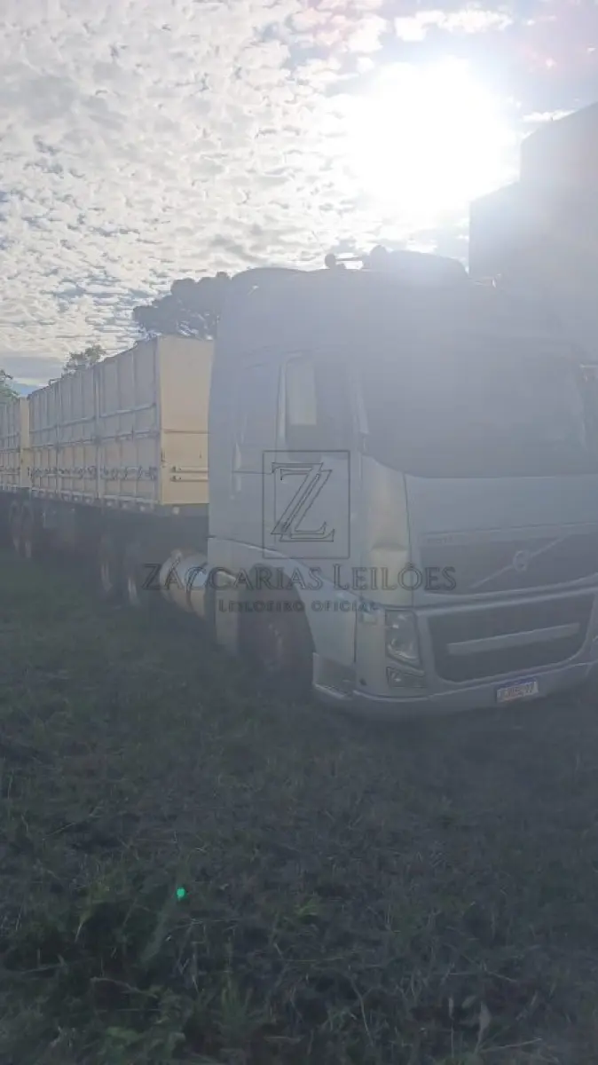 LOTE 012 - CAMINHÃO-TRATOR VOLVO FH 460 6X2T, cor PRATA, Fabricação/Modelo 2012/2012, Placa: MJU5C97, RENAVAM 492115257.