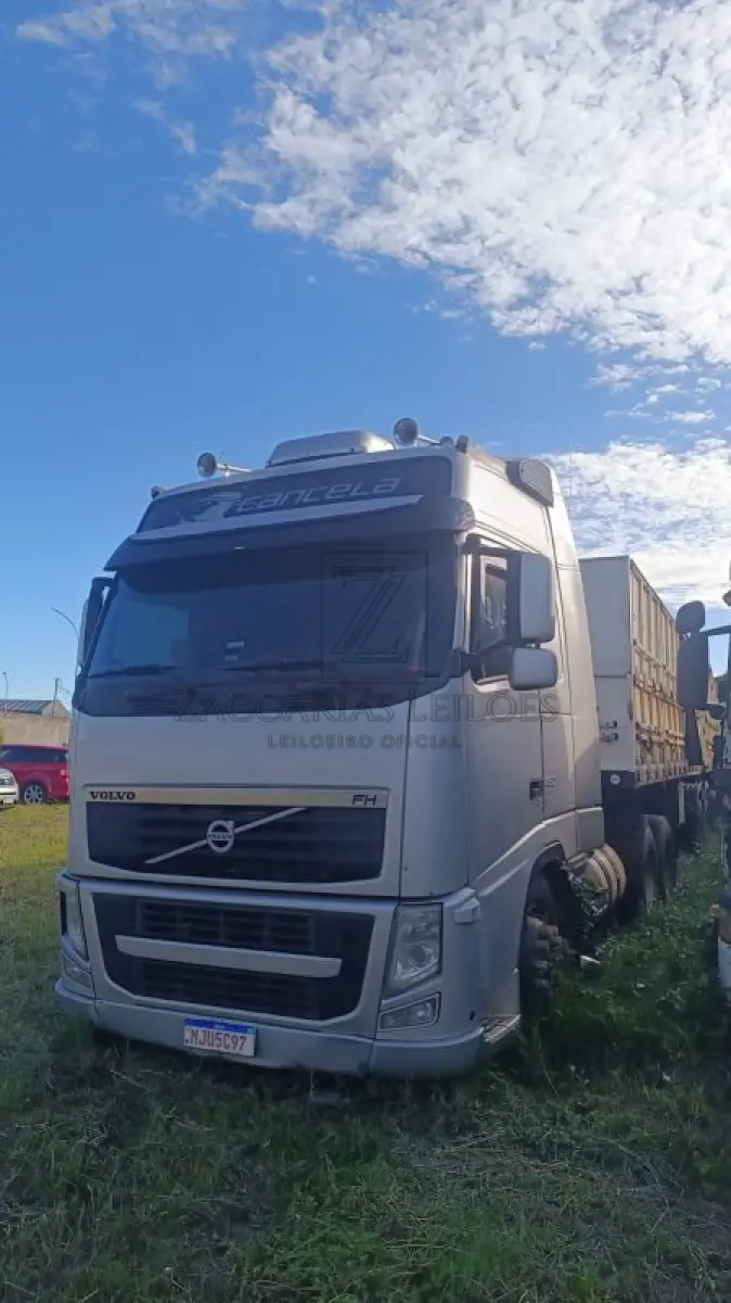 LOTE 012 - CAMINHÃO-TRATOR VOLVO FH 460 6X2T, cor PRATA, Fabricação/Modelo 2012/2012, Placa: MJU5C97, RENAVAM 492115257.