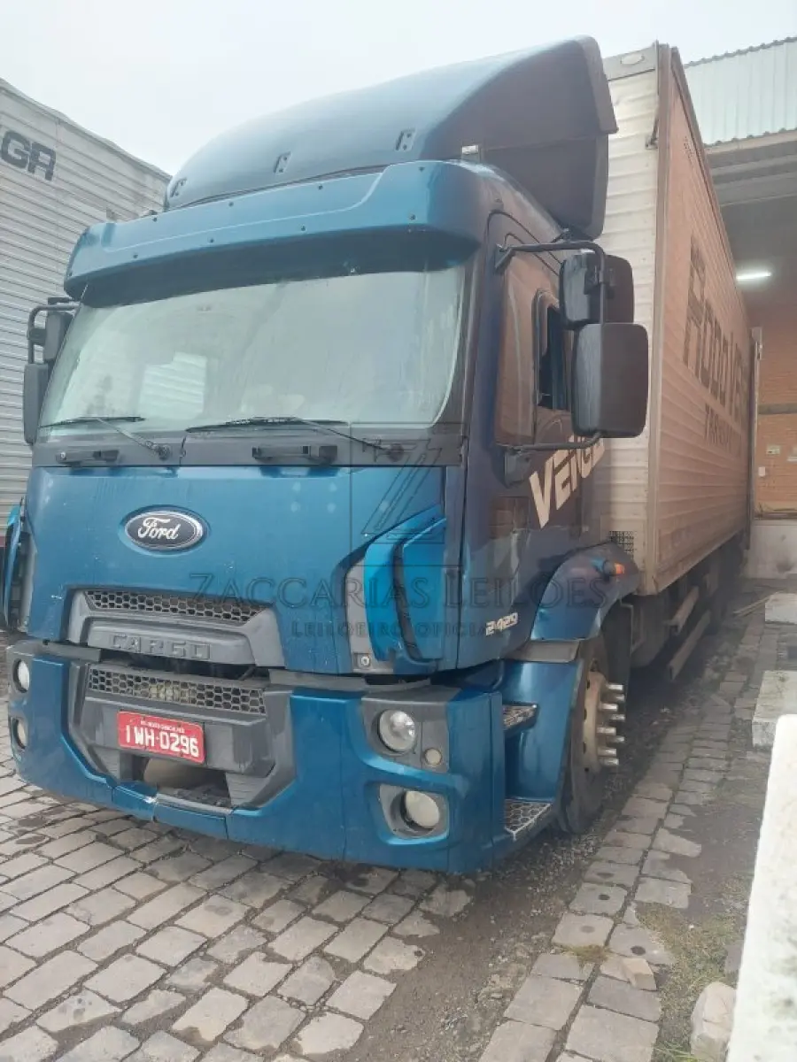 LOTE 002 - Um caminhão da marca FORD/CARGO 2429L, placas IWH0296, na cor Azul, ano/modelo 2014/2015, RENAVAM 01035407490, carroceria fechada .