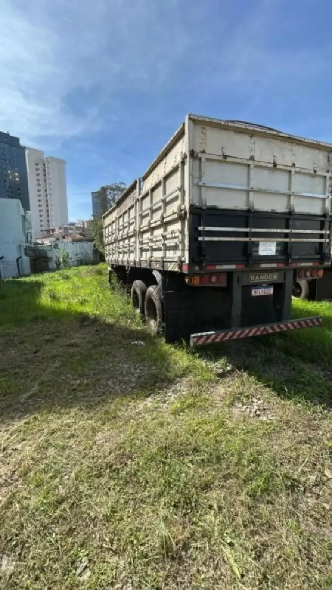 LOTE 009 - Semirreboque de carga da marca RANDON SR CA, ano/modelo 2005/2005, dois eixos cor branca, placa MFL5G32, chassis nº 9ADG075255M216916. 250136 numero do ativo.