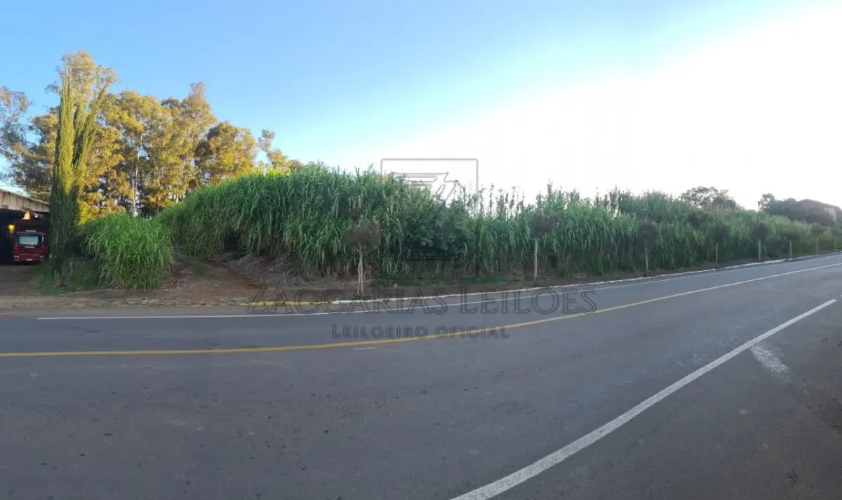 LOTE 001 - Direitos e ações sobre o imóvel objeto da matrícula nº 11.420 do CRI de Veranópolis - RS, de  propriedade do executado. ÍMOVEL: Um imóvel urbano, na cidade de Fagundes Varela,RS, com a  denominação administrativa de lote urbano nº 1.187 da quadra 08, zona 04, distrito 01, sito na Rua Visconde  de Pelotas, lado dos números pares, não fazendo parte do quarteirão determinado, com área de 336,00m²  (trezentos e trinta e seis metros quadrados) de terras sem benfeitorias que confrontam: ao nordeste, por  12,00 metros com a rua Visconde de Pelotas, onde faz frente; ao sudoeste, por 12,00 metros, com o lote  nº 1.223 de Lydia Pierosan Dondi; ao leste, por 35,00 metros com o lote nº 1.175 de Lydia Pierosan Dondi  e ao oeste, por 35,00 metros, com o lote nº 1.199, também de Lydia Pierosan Dondi.
