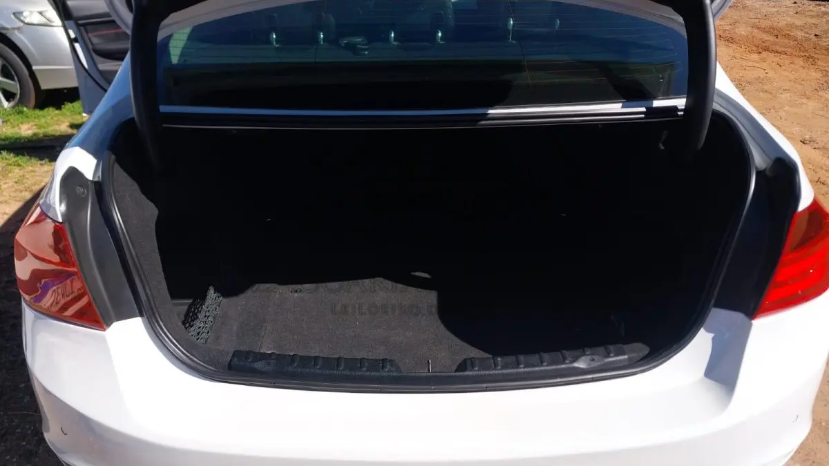 LOTE 001 - Veículo automotor de passageiros, tipo automóvel, de procedência estrangeira: MARCA/MODELO: I/BMW 328I, PLACA: AYW1C21, RENAVAM: 595156452, CHASSI: WBA3A5107EF975893, MOTOR: B4250619N20B20A, ANO FABRICAÇÃO/MODELO: 2013/2014, COR: Branca, COMBUSTÍVEL: Gasolina.