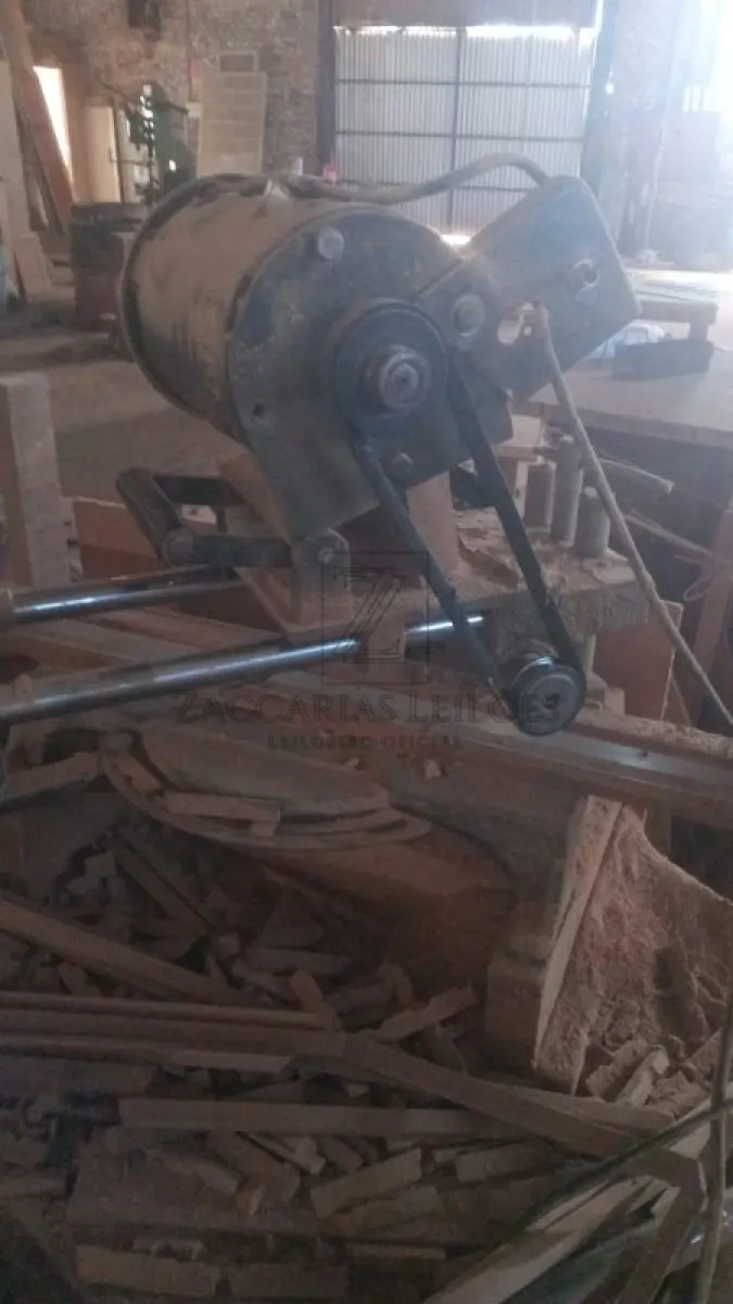 LOTE 011 - 01 (uma) SERRA ESQUADREJADEIRA, Nº de série 1392, Modelo H48, cor preta, motor WEG  1.5 HP, com mesa. Bom estado de conservação.