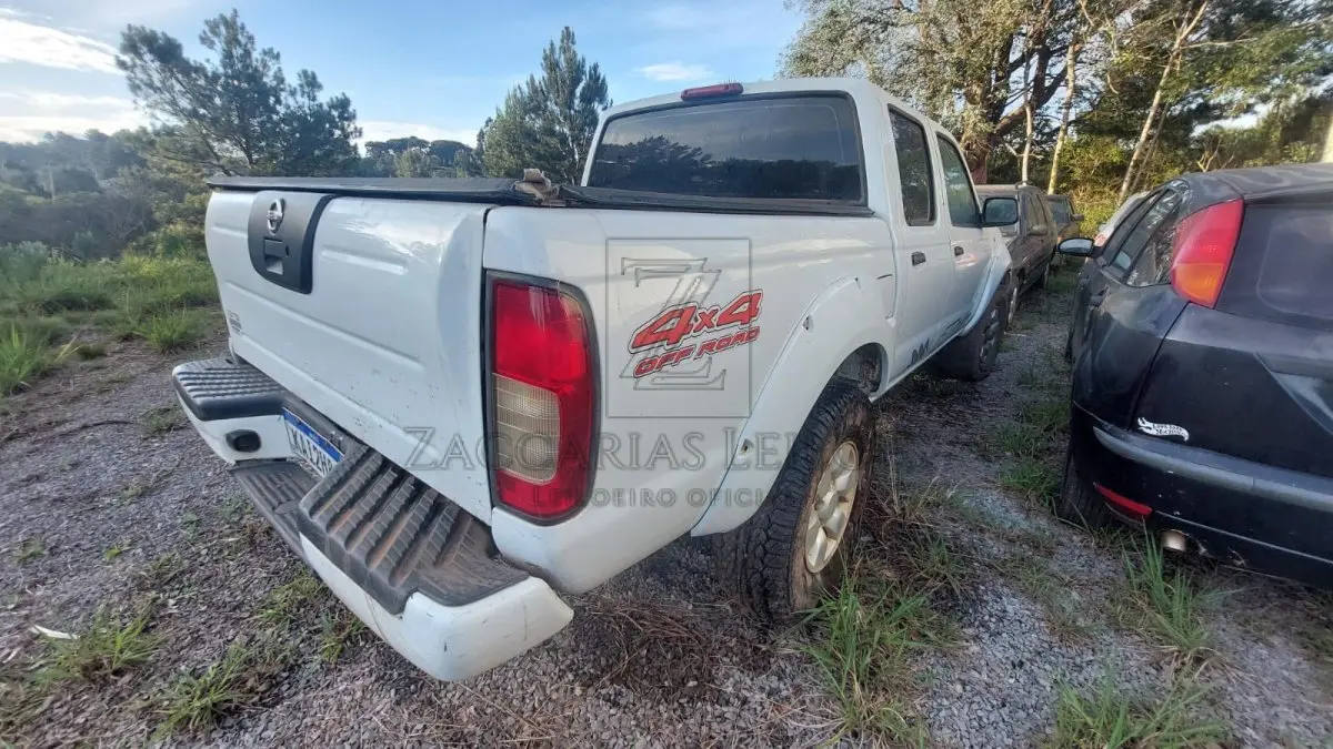 LOTE 010 - Caminhonete NISSAN/FRONTIER 4X4 XE, espécie Especial, tipo caminhonete, cor Branca, ano de  fabricação/modelo 2005/2005, município de registro Fagundes Varela/RS, placas KAI2H89, Chassi  94DCMUD225J634463, RENAVAM 864563124, em bom estado de conservação.
