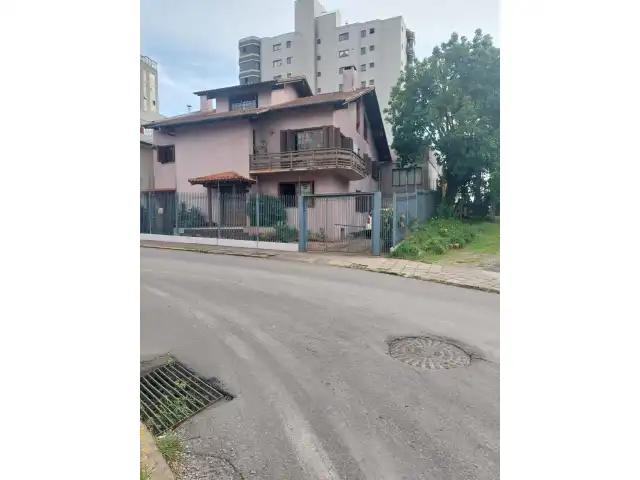 Lote Único em Leilão: Casa + Terreno Central .