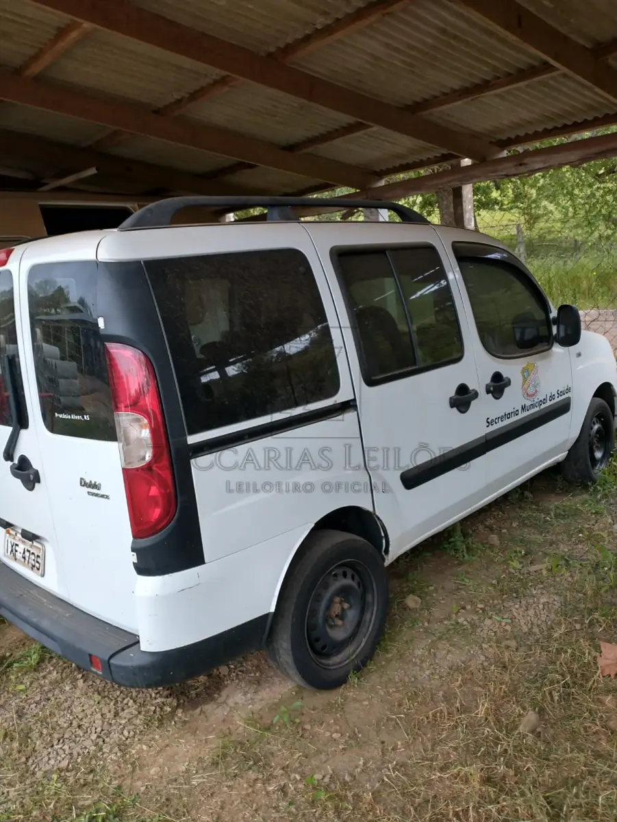 LOTE 004 - Um automóvel da marca FIAT/DOBLO ESSENCE 1.8, ano/modelo 2016, de cor Branca, placa IXF-4735.