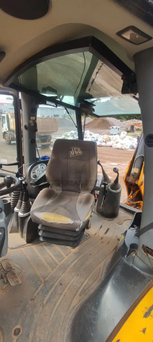 LOTE 001 - Uma retroescavadeira JCB 4CX, ano 2008, cabine fechada, com ar-condicionado (Bem nº 0740).