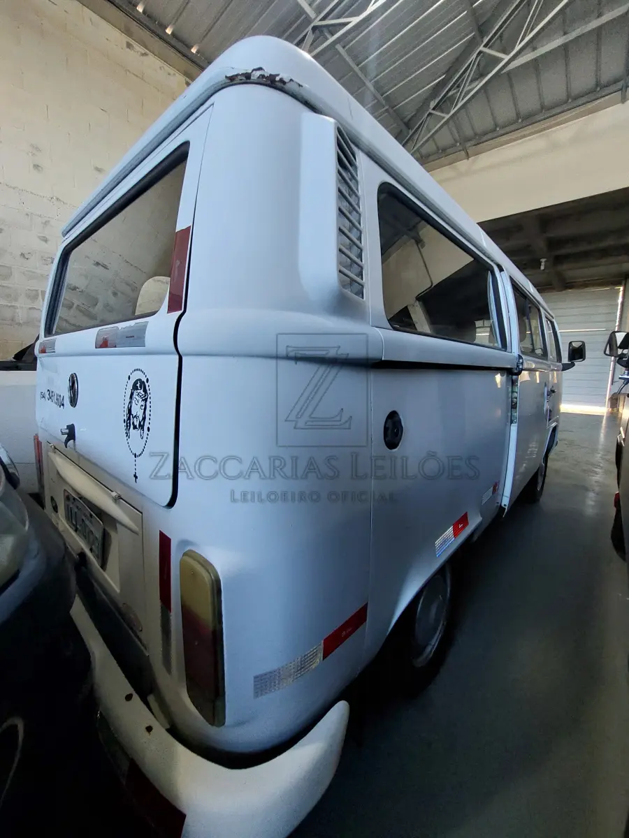 LOTE 005 - Um automóvel da marca VW-VOLKWAGEN/KOMBI, placas ILL-0729, cor branca, Gasolina/Gás natural, ano/modelo 2003/2003, RENAVAM 813595932.