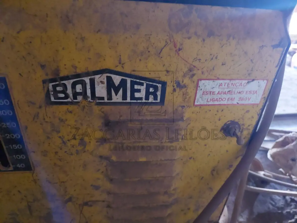 LOTE 011 - Um macaco hidráulico, 2 toneladas e Uma máquina de solda da marca BELMER.