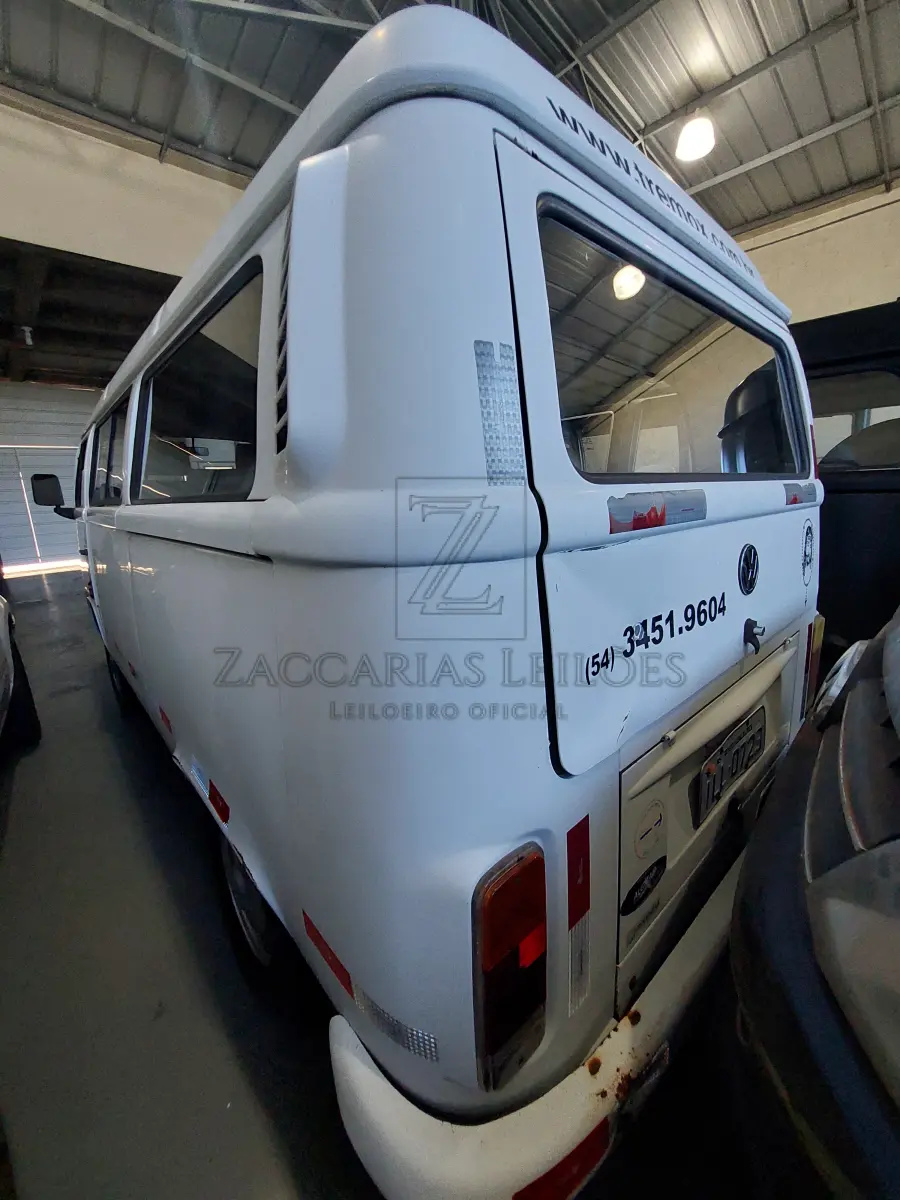 LOTE 005 - Um automóvel da marca VW-VOLKWAGEN/KOMBI, placas ILL-0729, cor branca, Gasolina/Gás natural, ano/modelo 2003/2003, RENAVAM 813595932.