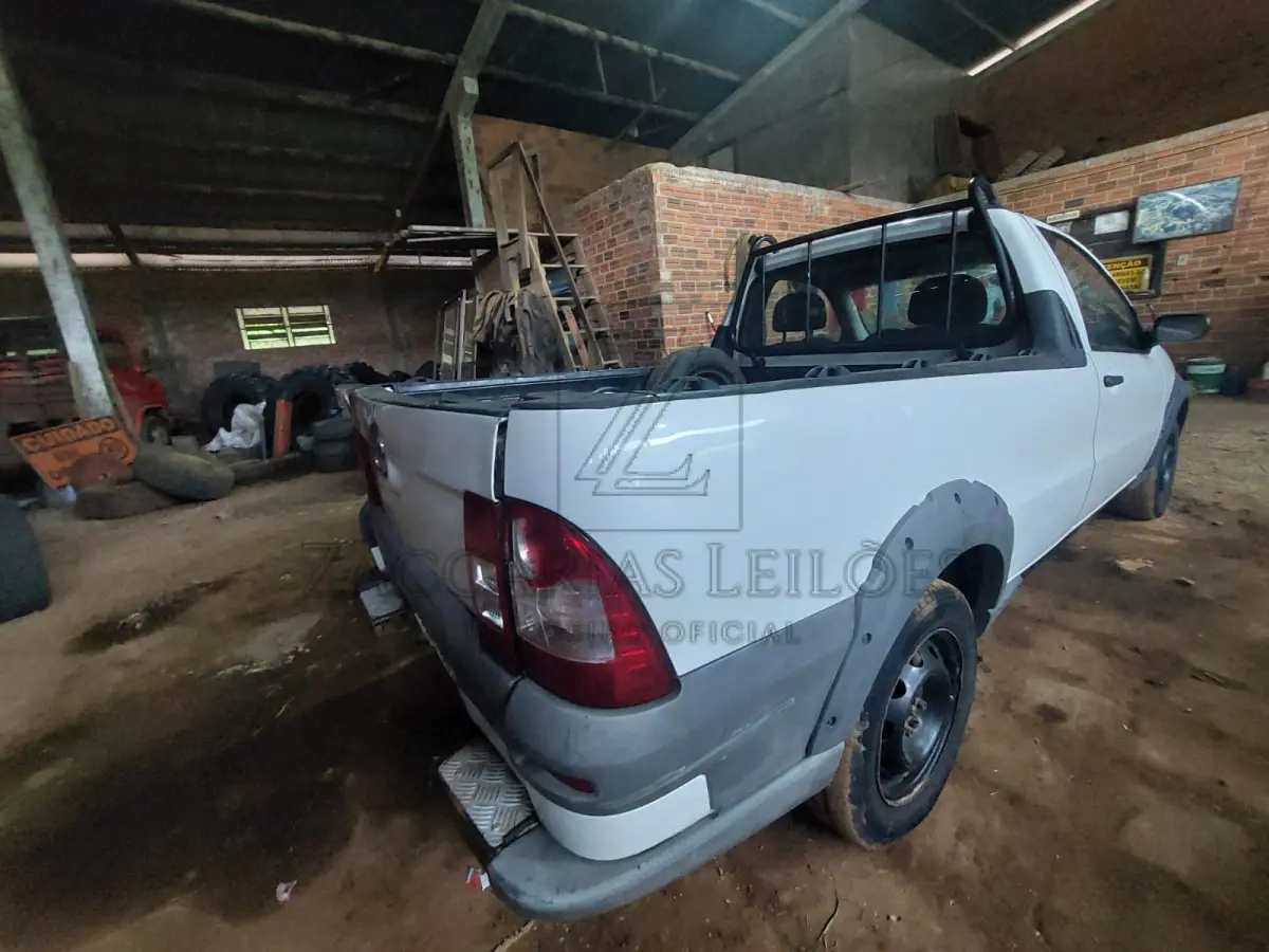 LOTE 003 - Uma camionete da marca FIAT/STRADA TREK FLEX, placas IPR-8961, na cor branca, carroceria aberta, ano/modelo 2009/2009, RENAVAM 00135128544.