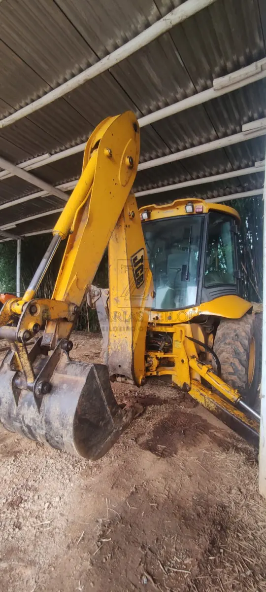 LOTE 003 - Retroescavadeira marca JCB modelo 214S, cabine fechada com ar-condicionado, ano/modelo 2006. (Bem nº 0723)