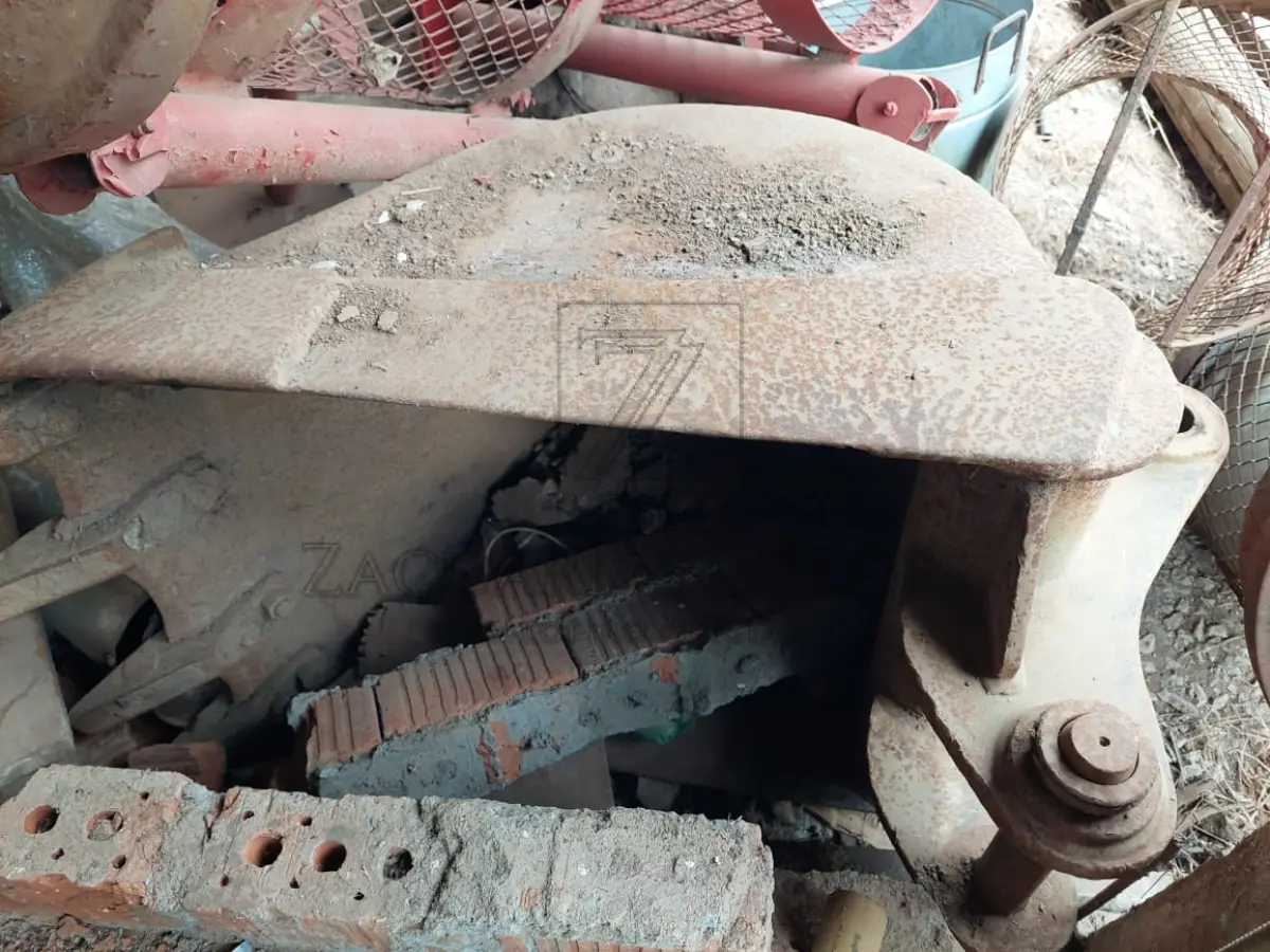 LOTE 007 - Uma retroescavadeira da marca FIATALLIS COMPACT.